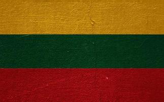 Flagge von Litauen auf einem strukturierten Hintergrund. Konzept-Collage. foto