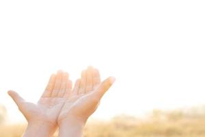 menschliche hände öffnen die handfläche nach oben anbeten betende hände mit glauben und glauben an gott einer appellierung an den himmel. konzeptreligion und spiritualität mit glaubenskraft der hoffnung oder liebe und hingabe. foto