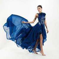 ein model in einem eleganten abendkleid kleid foto