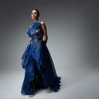 ein model in einem eleganten abendkleid kleid foto