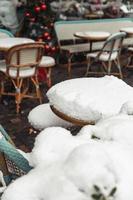 schneebedeckte Tische in Cafés foto