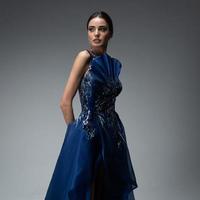 ein model in einem eleganten abendkleid kleid foto