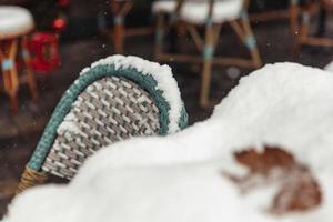 schneebedeckte Tische in Cafés foto