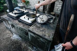 Kochen auf dem Feld während des Krieges, Feldküche des ukrainischen Militärs. foto