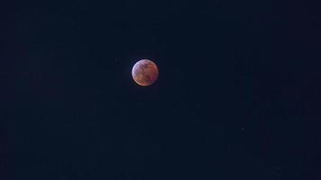 Nahaufnahme des Blutmondes während der Mondfinsternis foto