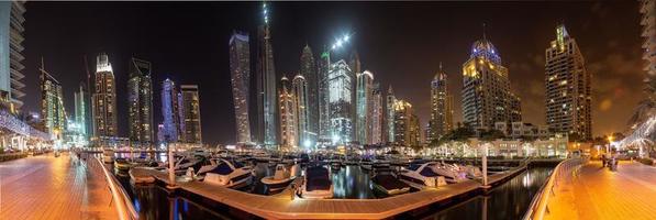 blick auf die wolkenkratzer von dubai marina district bei nacht foto