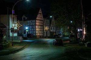 Nachtszene einer alten deutschen Stadt mit Studwork-Häusern und gepflasterten Straßen bei nassem Wetter foto