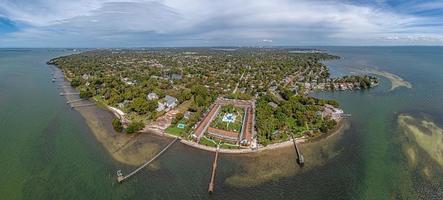 Drohnenpanorama über Bay Vista Park und Point Pinellas in St. petersburg in florida tagsüber bei klarem wetter und sonnenschein foto