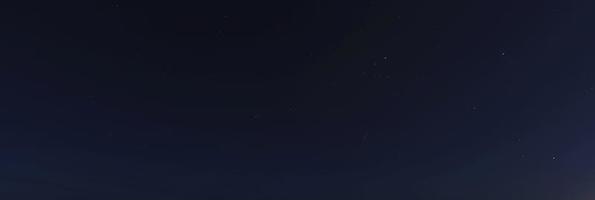 Bild des wolkenlosen Sternenhimmels bei Nacht auf der Nordhalbkugel foto