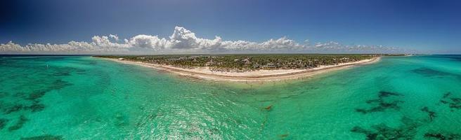 Panorama über einen tropischen Strand, tagsüber aus dem Wasser aufgenommen foto