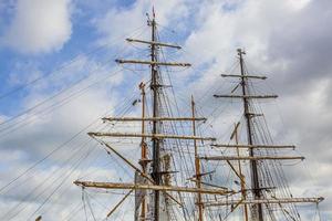 Nahaufnahme des Riggs eines alten Segelschiffs im Hafen der deutschen Stadt Kiel im Sommer