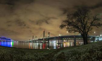 Blick auf Brücken über den Ohio River in Louisville bei Nacht foto