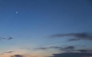 dramatischer bunter Himmel mit Nachleuchten und beleuchteten Wolken foto