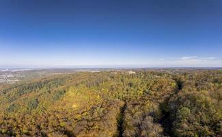 Drohnenfoto von Schloss Frankenstein bei Darmstadt mit Blick über das Rhein-Main-Gebiet im Herbst foto