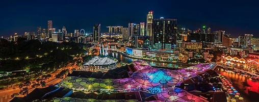 Panoramablick auf die Skyline von Singapur bei Nacht foto