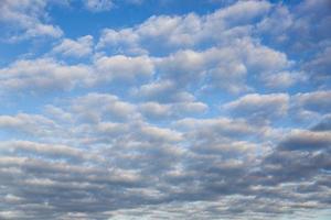 Bild des bunten Abendhimmels mit leichten Wolken foto