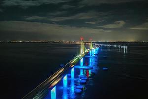 Drohnenpanorama der Sunshine Skyway Bridge über der Bucht von Tampa foto