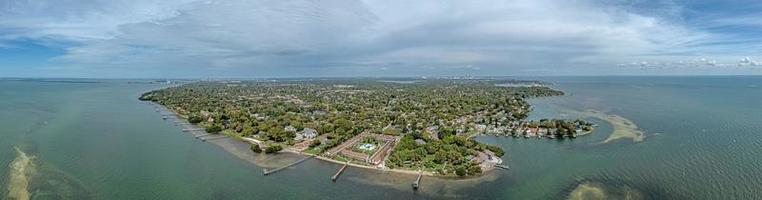Drohnenpanorama über Bay Vista Park und Point Pinellas in St. petersburg in florida tagsüber bei klarem wetter und sonnenschein foto