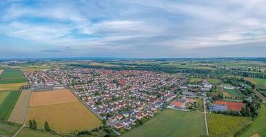 Drohnenpanorama über das deutsche Dorf Trebur in Südhessen am Abend foto