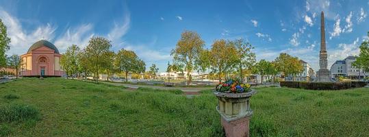 Bild vom Alice-Denkmal und der Domkirche in der hessischen Universitätsstadt Darmstadt im Bundesland Hessen foto