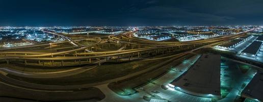 Luftbild einer Autobahnkreuzung bei Nacht in der Nähe von Fort Worth in Texas mit Lichtspuren foto