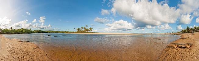 Panoramablick über die Mündung des Flusses Pojuca in der brasilianischen Provinz Bahia tagsüber foto