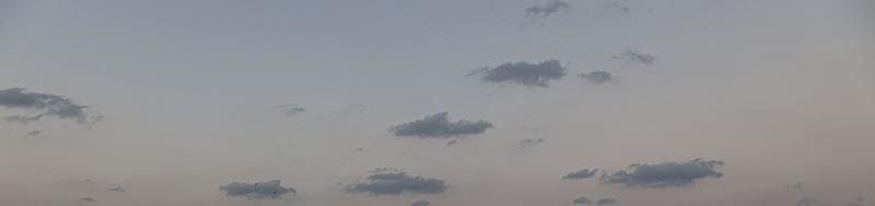 dramatischer bunter Himmel mit Nachleuchten und beleuchteten Wolken foto