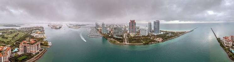 Drohnen-Panorama über die Skyline von Miami Beach in der Abenddämmerung foto