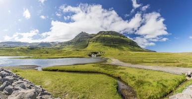 Panoramablick auf den Berg Kirkjufell auf Island im Sommer foto