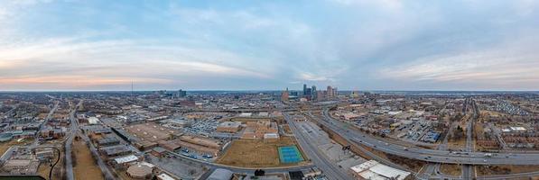 Drohnenpanorama der Skyline von Kansas City bei Sonnenaufgang foto
