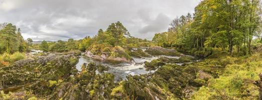 Wildnisgebiet mit kleinem Bach in Irland foto