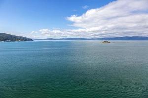 kleine insel am zugang zum geirangerfjord in norwegen tagsüber foto