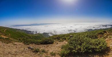 Panoramabild über der rauen portugiesischen Insel Madeira im Sommer foto