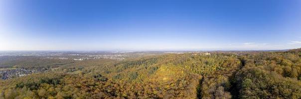Drohnenfoto von Schloss Frankenstein bei Darmstadt mit Blick über das Rhein-Main-Gebiet im Herbst foto