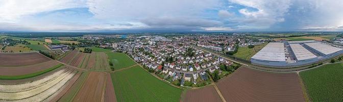 Drohnenpanorama der deutschen Kreisstadt Groß-Gerau in Südhessen am Abend gegen bewölkten Himmel foto