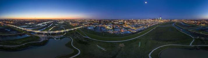 Panorama-Luftdrohnenbild der Skyline von Dallas und des Trammel-Crown-Parks bei Sonnenuntergang im Winter foto