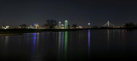 Panoramabild der Skyline von Dallas vom Trammel Crow Park bei Nacht foto