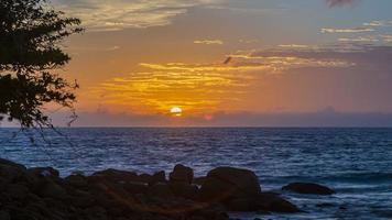 bild des farbenprächtigen sonnenuntergangs am kamala beach in thailand im sommer foto