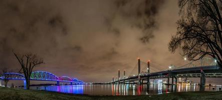 Blick auf Brücken über den Ohio River in Louisville bei Nacht foto