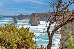 Blick über die zerklüftete, wilde Küste der 12 Apostel in Südaustralien foto