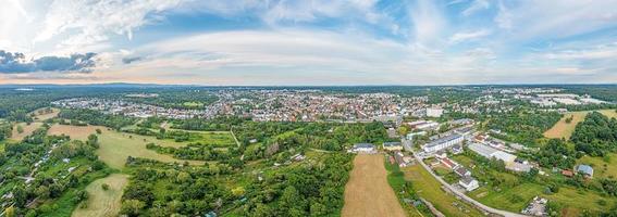 Drohnenpanorama über die deutsche südhessische Stadt Sprendlingen bei Frankfurt am Main und das Mittelgebirge Taunus im Abendlicht foto