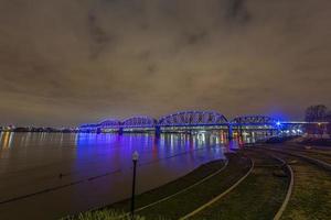 Blick auf die Big Four Bridge und den Ohio River in Louisville bei Nacht mit bunter Beleuchtung im Frühling foto