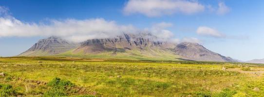 Panoramabild des Vulkangebiets Snaefellsjoekull auf der Halbinsel Snaefells auf Island im Sommer tagsüber foto