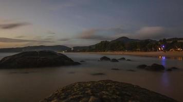 Panoramabild des leeren Strandes von Kamala auf Phuket in Thailand während des Sonnenuntergangs im Sommer foto