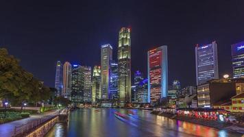 blick auf den singapore river mit skyline bei nacht foto