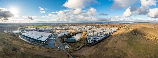 Drohnen-Panorama des Industriegebiets in Mörfelden in der Nähe des Frankfurter Flughafens im Laufe des Tages foto