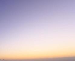 dramatischer bunter Himmel mit Nachleuchten und beleuchteten Wolken foto