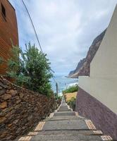 Blick nach unten über die Treppe im Dorf Jardim do Mar in Richtung Atlantik bei Tag foto