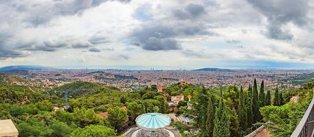 Panoramablick vom Berg Tibodabo auf die Stadt Barcelona foto
