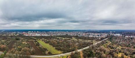 Drohnenpanorama über Walldorf in Hessen mit Frankfurter Skyline und Frankfurter Flughafen foto